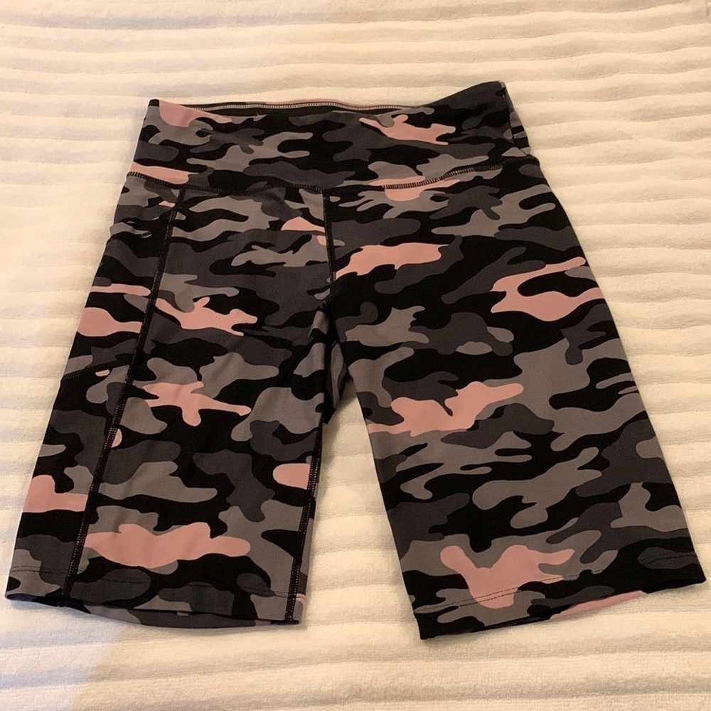 Calvin Klein Womens High Waisted Gym Short. Right hip pocket. EUC. Size Medium.